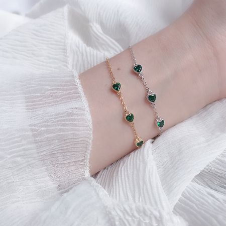 Picture of Pulsera de plata 925 con tres piedras verdes en forma de corazón