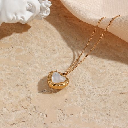 Picture of "Love Light" Collar Vintage con Colgante de Concha en Acero y Baño de Oro 18k